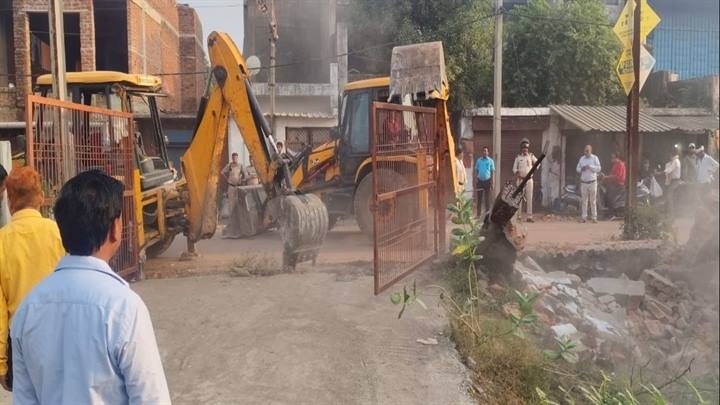 अवैध कॉलोनियों के खिलाफ कार्रवाई, ध्वस्त कराए अवैध निर्माण