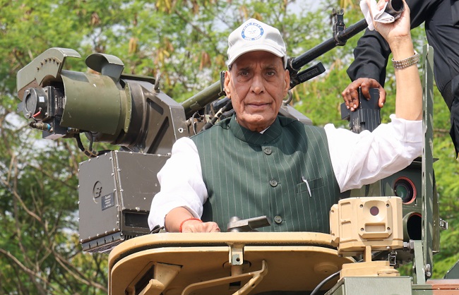 जोरावर टैंक पर सवार हुए रक्षा मंत्री जोरावर टैंक पर सवार हुए रक्षा मंत्री