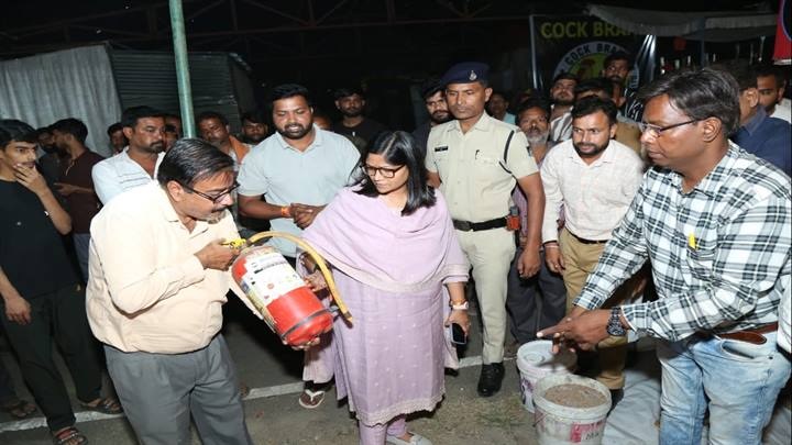 ग्वालियरः आतिशबाजी बाजार का कलेक्टर ने किया निरीक्षण ग्वालियरः आतिशबाजी बाजार का कलेक्टर ने किया निरीक्षण