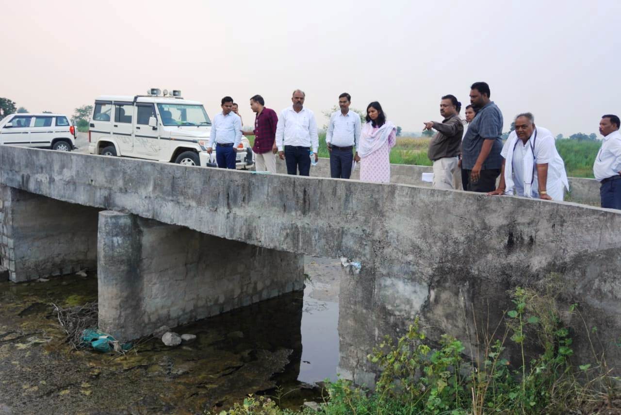 Seoni: Collector inspected the cleaning and repair of canals. Seoni: Collector inspected the cleaning and repair of canals.