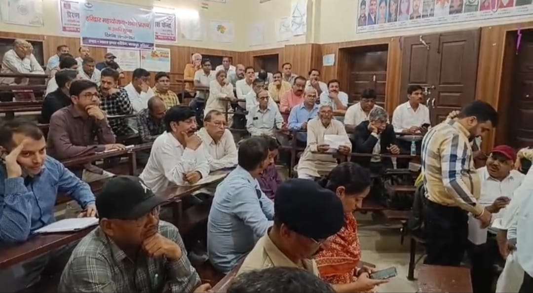 आपत्तियों की सुनवाई करती श्रीमती सोनीका आपत्तियों की सुनवाई करती श्रीमती सोनीका