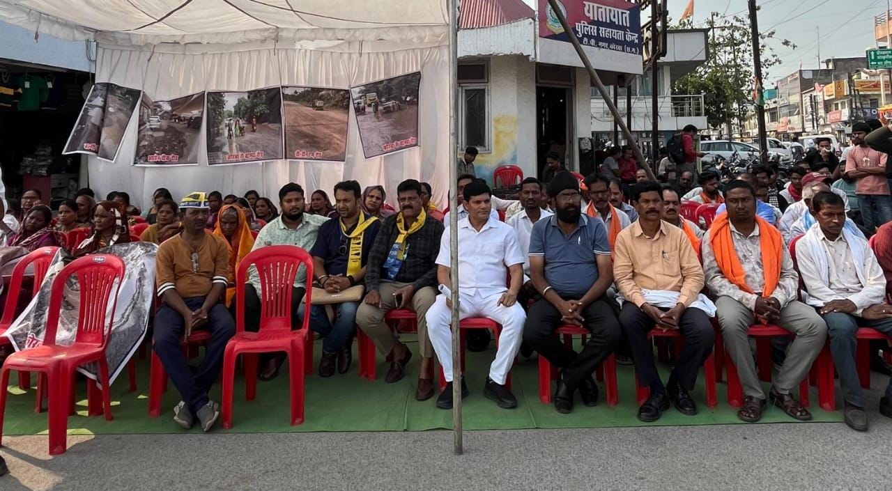 धरने पर बैठे सभापति नूतन सिंह ठाकुर धरने पर बैठे सभापति नूतन सिंह ठाकुर