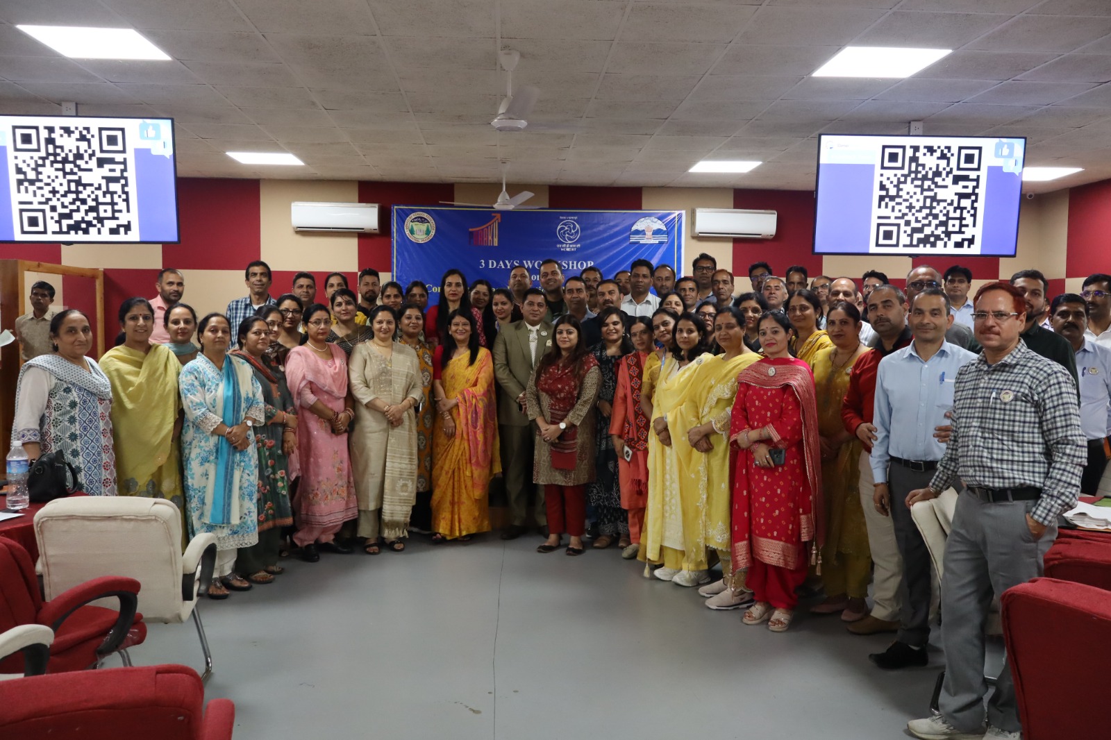 कार्यशाला के समापन पर बोर्ड सचिव के साथ शिक्षक। कार्यशाला के समापन पर बोर्ड सचिव के साथ शिक्षक।