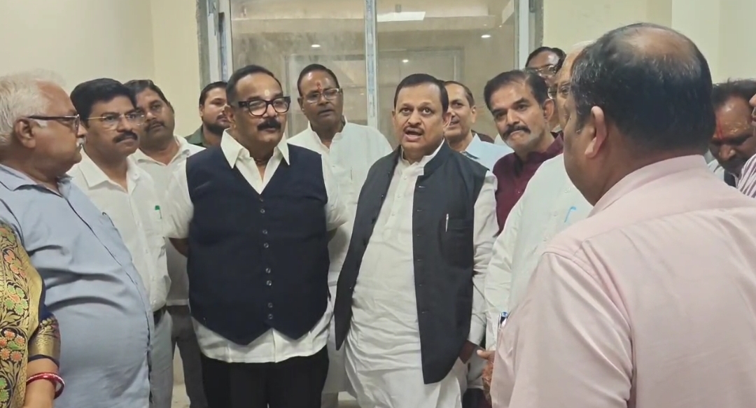 निरीक्षण के दौरान विधायक महेश त्रिवेदी सांसद रमेश अवस्थी सीएमओ डॉक्टर हरिदत्त नेमी व अन्य का छायाचित्र निरीक्षण के दौरान विधायक महेश त्रिवेदी सांसद रमेश अवस्थी सीएमओ डॉक्टर हरिदत्त नेमी व अन्य का छायाचित्र
