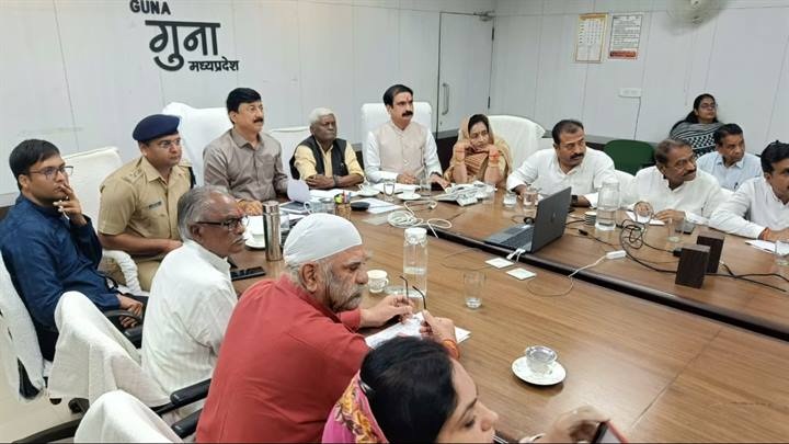 सिंधिया की बैठक में गुना कलेक्ट्रट में जुड़े अधिकारी और जनप्रतिनिधि सिंधिया की बैठक में गुना कलेक्ट्रट में जुड़े अधिकारी और जनप्रतिनिधि