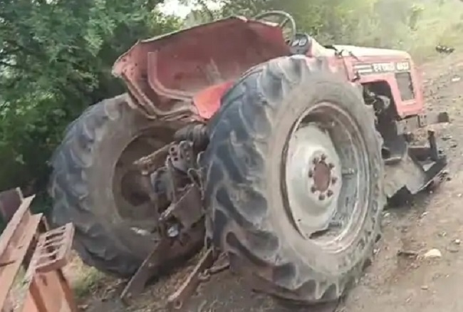 हादसे के बाद घटनास्थल पर ट्रैक्टर की तस्वीर हादसे के बाद घटनास्थल पर ट्रैक्टर की तस्वीर