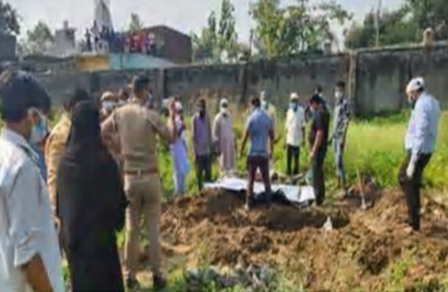 कब्रिस्तान में खोदी गई कब्र कब्रिस्तान में खोदी गई कब्र