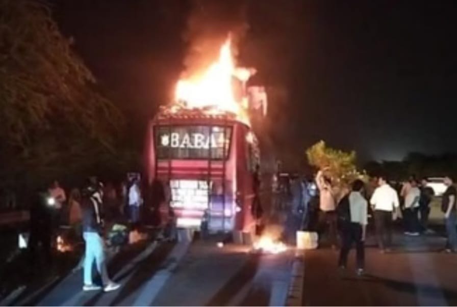 लुधियाना से आगरा जा रही वोल्वो बस की छत पर लगी आग, बाल बाल बच्चे 50 यात्री लुधियाना से आगरा जा रही वोल्वो बस की छत पर लगी आग, बाल बाल बच्चे 50 यात्री