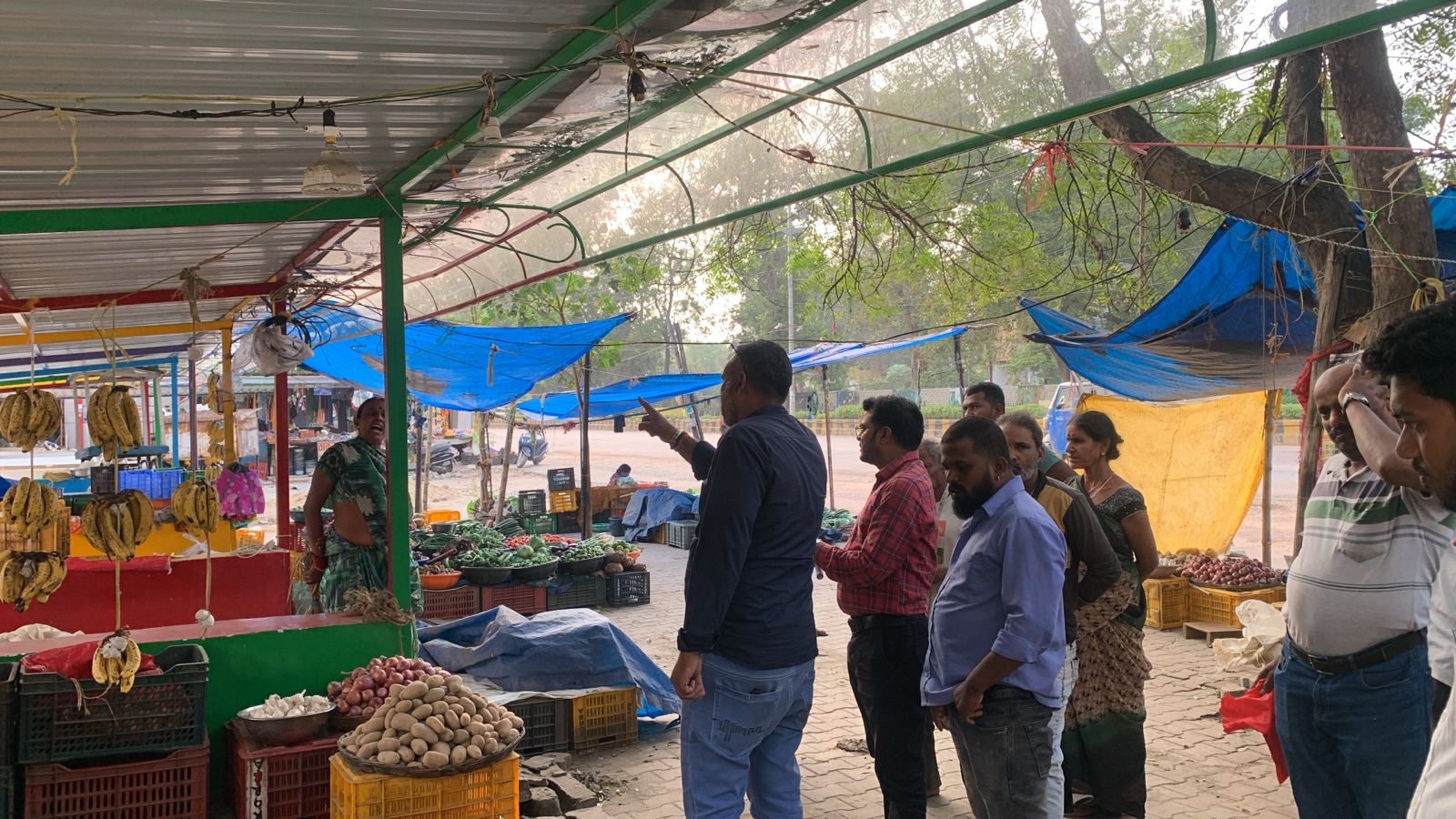 कोसाबाड़ी में सड़क फुटपाथ पर लग रही सब्जी दुकानों को वेंडिंग जोन में किया गया शिफ्ट कोसाबाड़ी में सड़क फुटपाथ पर लग रही सब्जी दुकानों को वेंडिंग जोन में किया गया शिफ्ट
