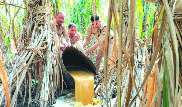 लाहन नष्ट करते हुए लाहन नष्ट करते हुए