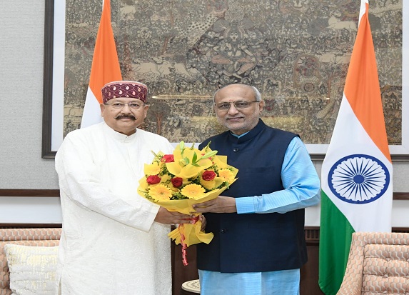 पर्यटन, धर्मस्व एवं संस्कृति मंत्री सतपाल महाराज नई दिल्ली में उपराष्ट्रपति सी.पी.राधाकृष्णन से शिष्टाचार भेंट करते। पर्यटन, धर्मस्व एवं संस्कृति मंत्री सतपाल महाराज नई दिल्ली में उपराष्ट्रपति सी.पी.राधाकृष्णन से शिष्टाचार भेंट करते।