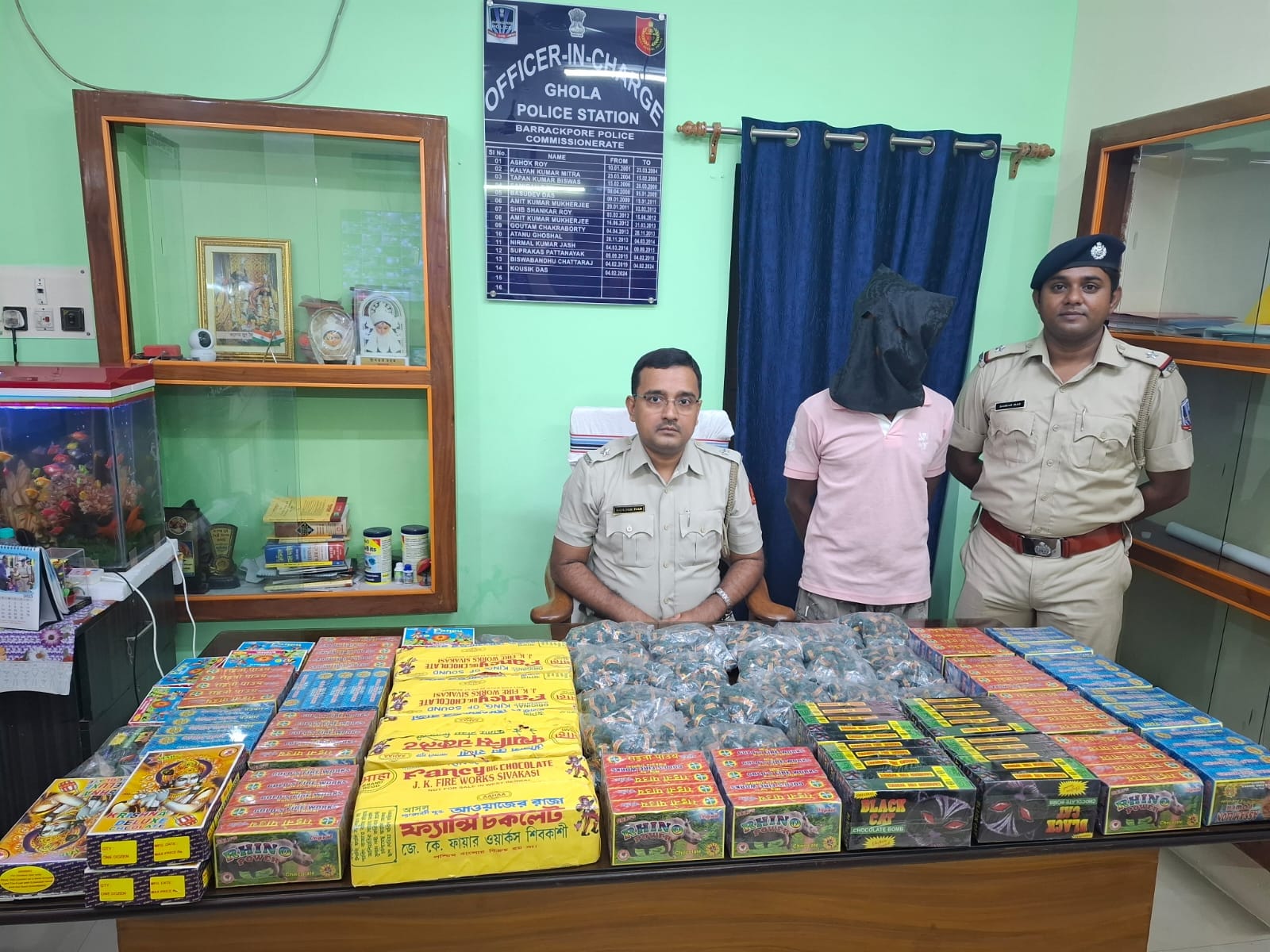 जब्त पटाखों के साथ घोला थाने की पुलिस और आरोपित