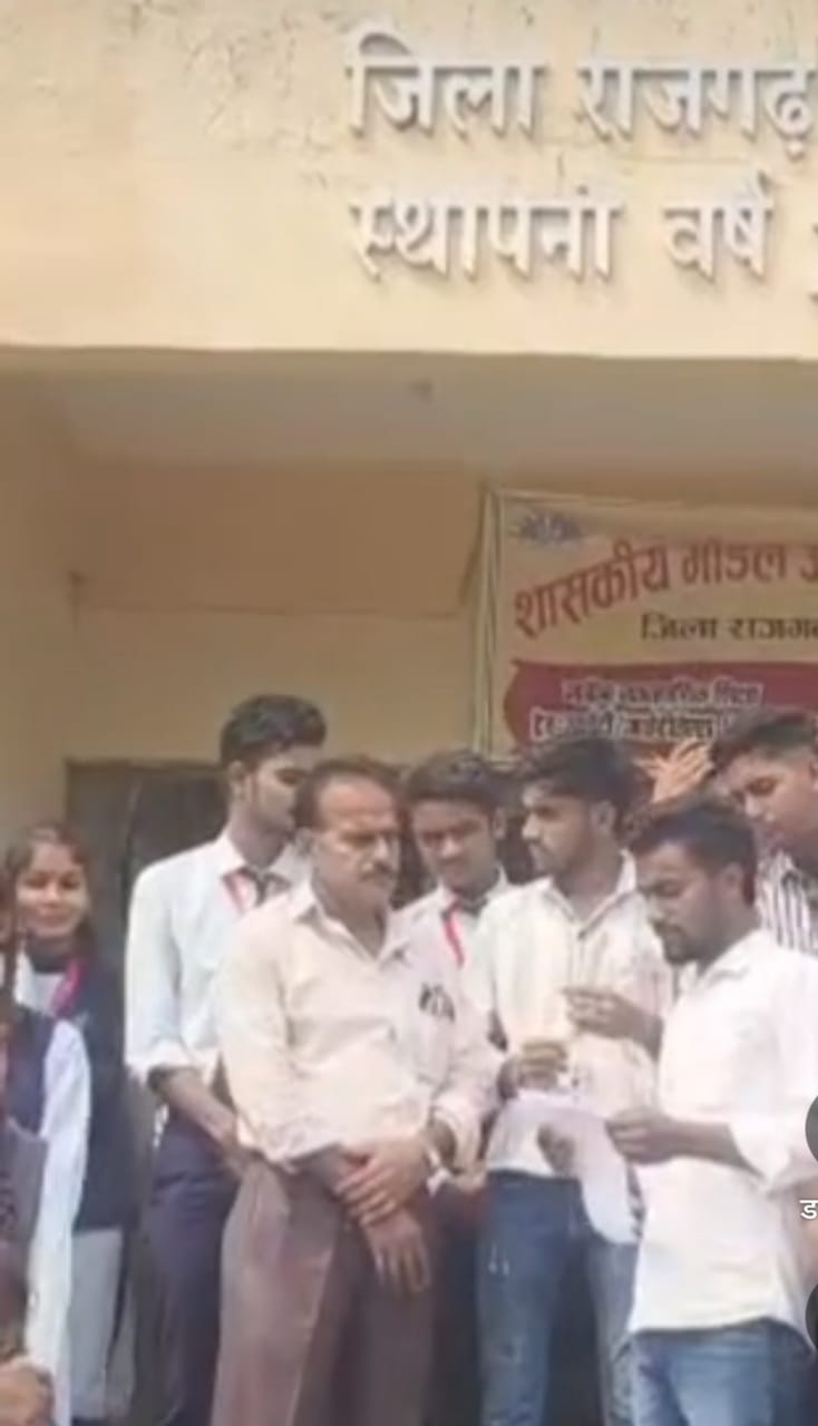 एबीवीपी ने प्राचार्य को सौंपा ज्ञापन