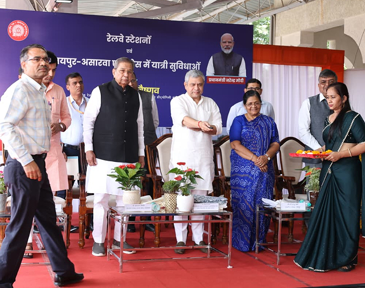स्वदेशी वंदे भारत ट्रेन में गिलास का पानी तो नहीं हिला, लेकिन दुनिया हिल गई : रेल मंत्री वैष्णव स्वदेशी वंदे भारत ट्रेन में गिलास का पानी तो नहीं हिला, लेकिन दुनिया हिल गई : रेल मंत्री वैष्णव