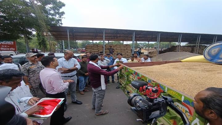 भोपाल संभागायुक्त ने गैरतगंज में किसानों से किया संवाद