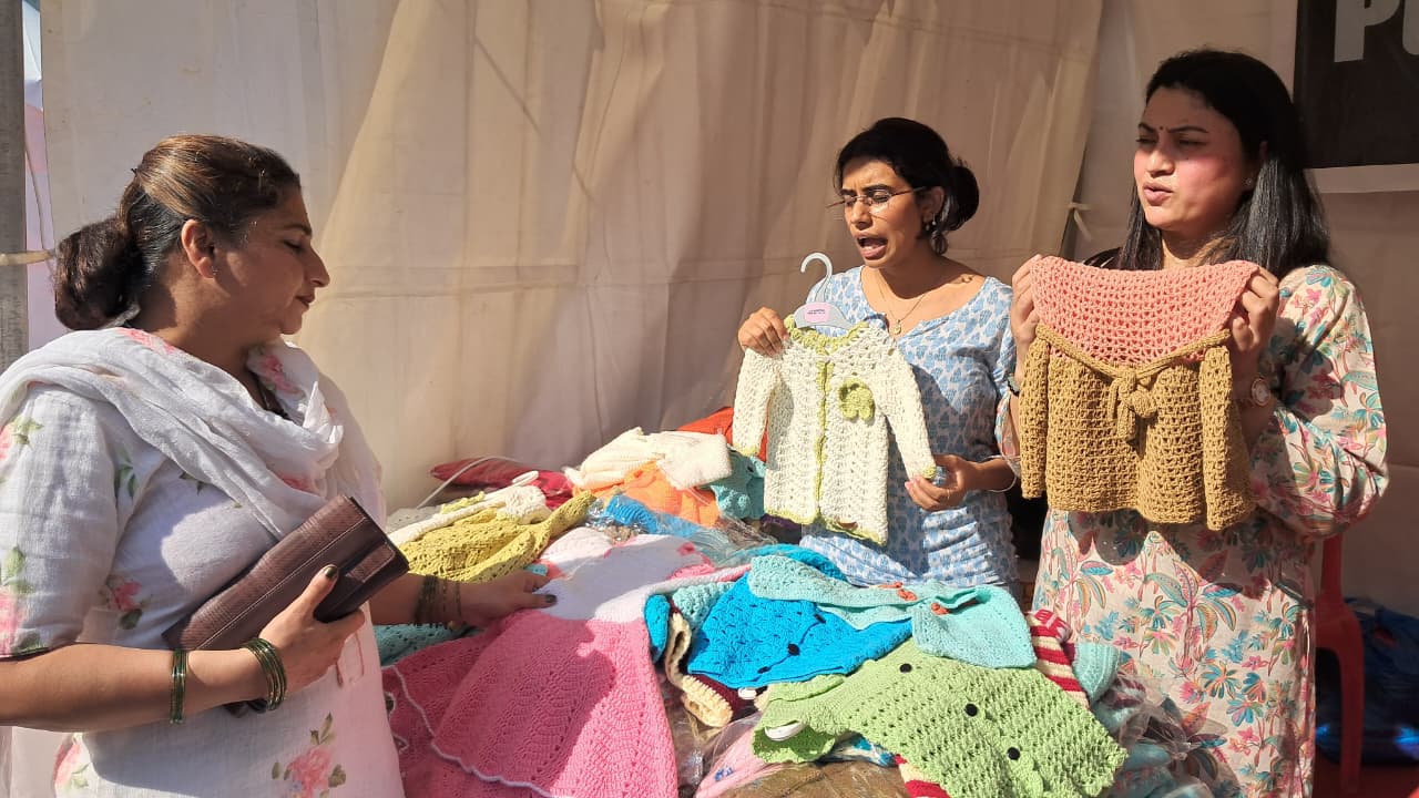 पहाड़न स्टॉल में खरीदारी करते हुए पहाड़न स्टॉल में खरीदारी करते हुए