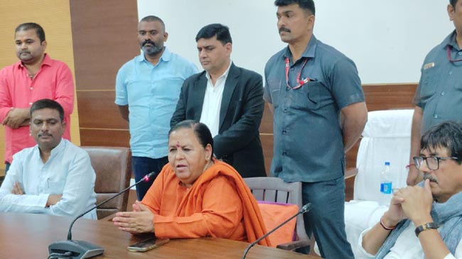 उमा भारती वार्ता करते उमा भारती वार्ता करते