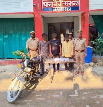 प्रयागराज के नैनी थाने में गिरफ्तार तीन युवकों का छाया चित्र प्रयागराज के नैनी थाने में गिरफ्तार तीन युवकों का छाया चित्र