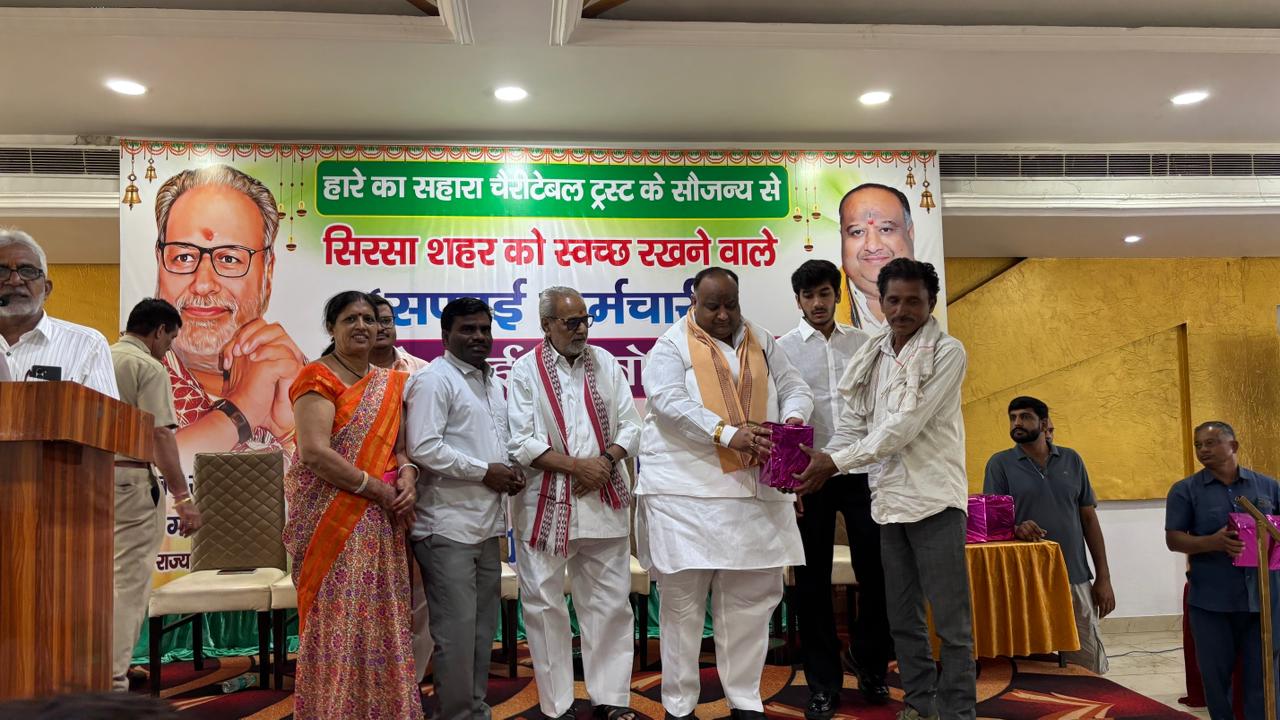 सफाई कर्मचारियों को सम्मानित करते प्रो. गणेशीलाल। सफाई कर्मचारियों को सम्मानित करते प्रो. गणेशीलाल।