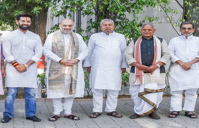 अमित शाह, नीतीश कुमार, चिराग, उपेंद्र और जीतन मांझी की फाइल फोटो एक साथ अमित शाह, नीतीश कुमार, चिराग, उपेंद्र और जीतन मांझी की फाइल फोटो एक साथ