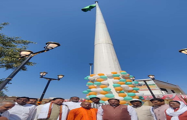 मुख्यमंत्री पुष्कर सिंह धामी गुरुवार को कंजाबाग तिराहा खटीमा में 215 फीट ऊंचे राष्ट्रीय ध्वज लोकार्पण करते। मुख्यमंत्री पुष्कर सिंह धामी गुरुवार को कंजाबाग तिराहा खटीमा में 215 फीट ऊंचे राष्ट्रीय ध्वज लोकार्पण करते।