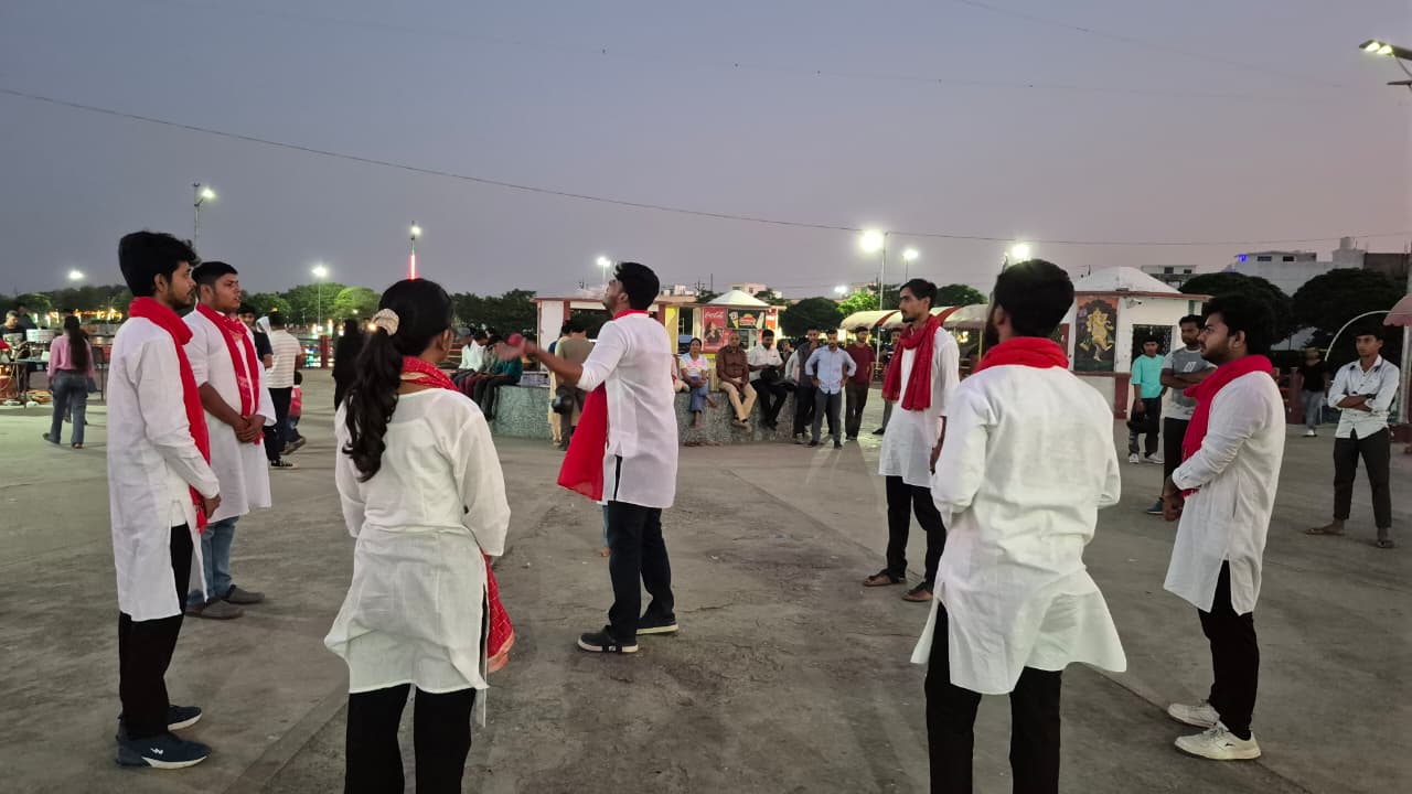 गोरखपुर विश्वविद्यालय के पत्रकारिता छात्रों ने ‘गोरखपुर रंग महोत्सव 2025’ में हासिल किया प्रथम स्थान* गोरखपुर विश्वविद्यालय के पत्रकारिता छात्रों ने ‘गोरखपुर रंग महोत्सव 2025’ में हासिल किया प्रथम स्थान*