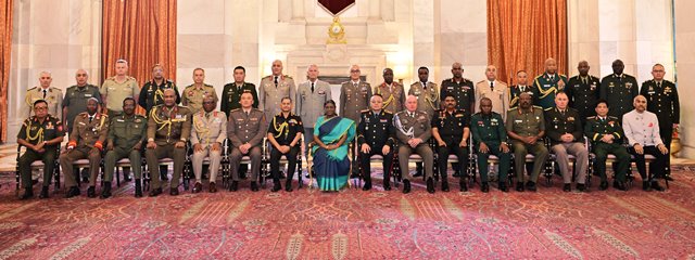 विभिन्न देशों के सेना प्रमुख और उप-सेना प्रमुख गुरुवार को राष्ट्रपति भवन में राष्ट्रपति द्रौपदी मुर्मु से मिले। विभिन्न देशों के सेना प्रमुख और उप-सेना प्रमुख गुरुवार को राष्ट्रपति भवन में राष्ट्रपति द्रौपदी मुर्मु से मिले।