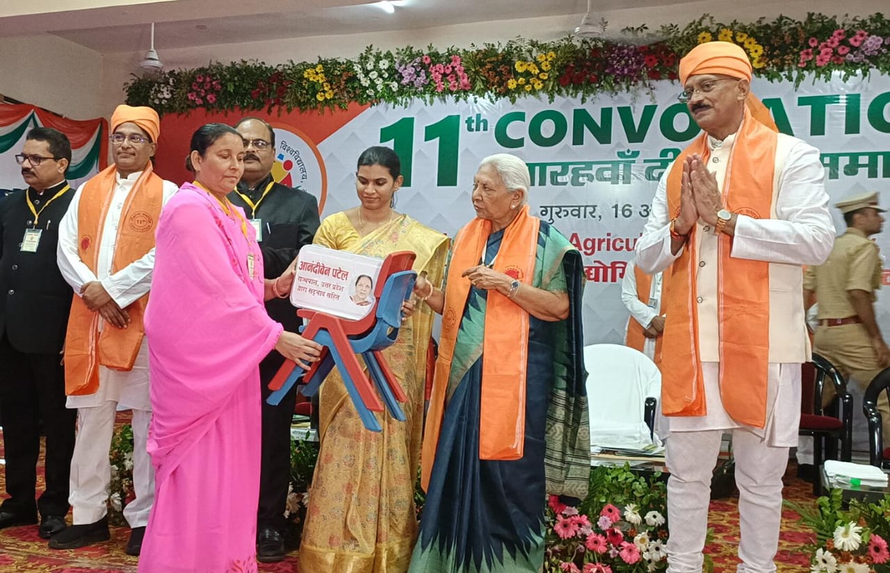 आंगनबाड़ी को किट प्रदान करती राजपाल आंगनबाड़ी को किट प्रदान करती राजपाल