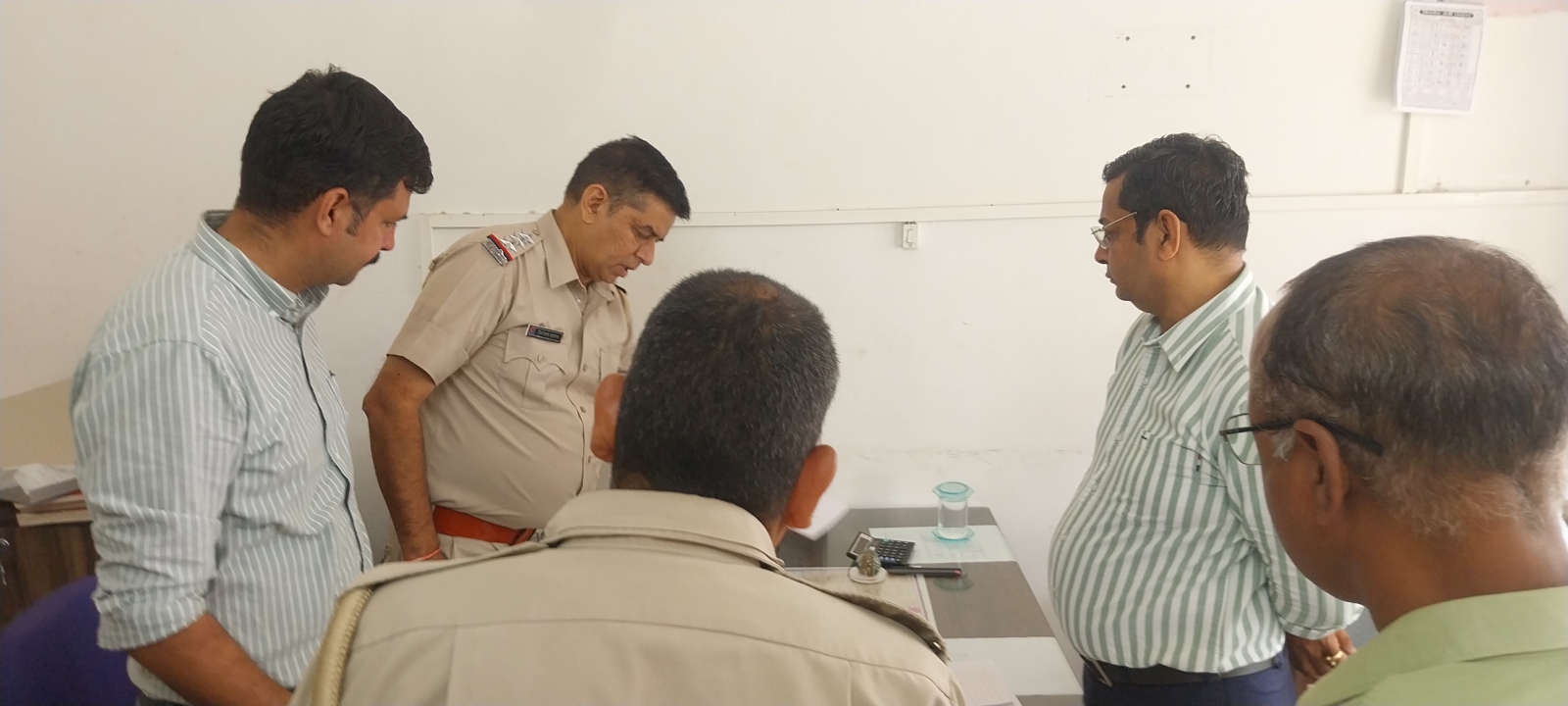 चित्तौड़गढ़ के परिवहन विभाग में जांच के लिए पहुंची सदर थाना पुलिस। चित्तौड़गढ़ के परिवहन विभाग में जांच के लिए पहुंची सदर थाना पुलिस।