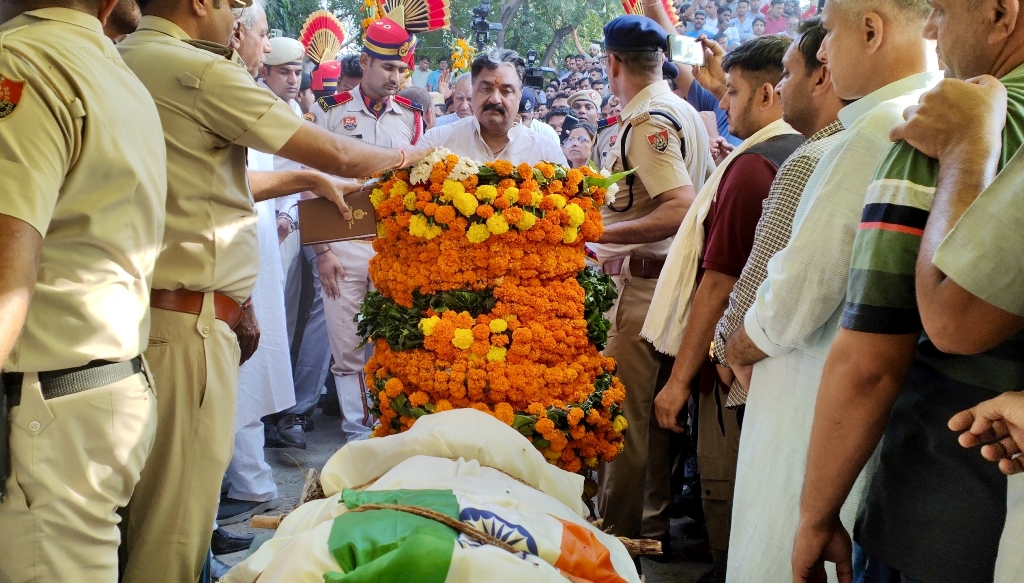 मृतक एएसआई संदीप को पुष्प चक्र अर्पित करते हुए डिप्टी स्पीकर डा. कृष्ण मिड्ढा। मृतक एएसआई संदीप को पुष्प चक्र अर्पित करते हुए डिप्टी स्पीकर डा. कृष्ण मिड्ढा।