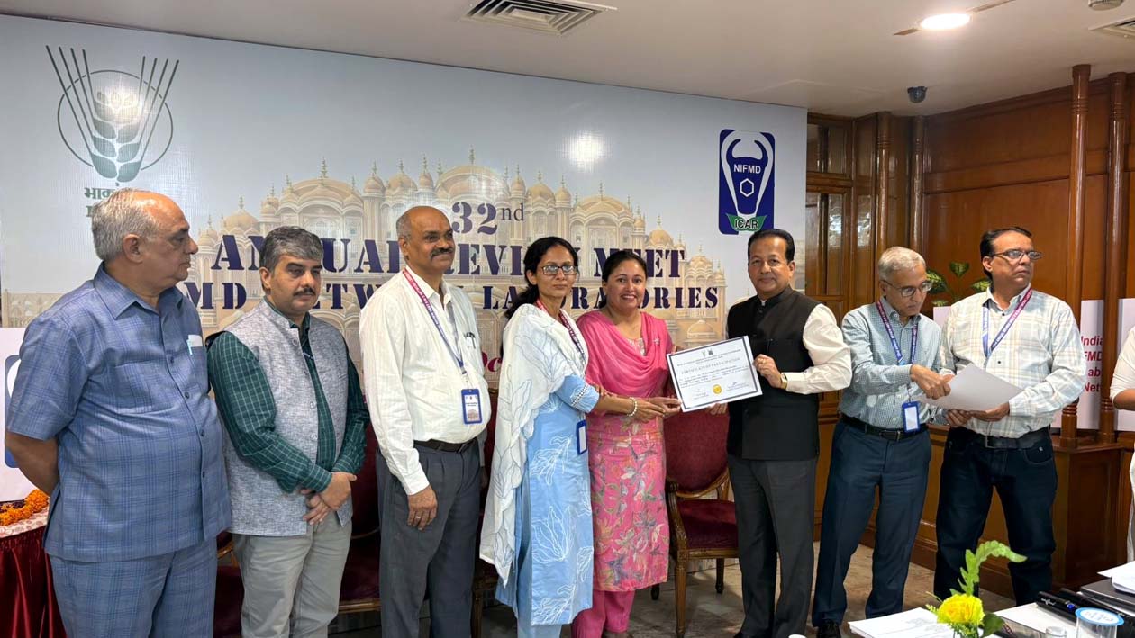 जयपुर में हुई बैठक में लुवास वैज्ञानिकों को सम्मानित करते अधिकारी।