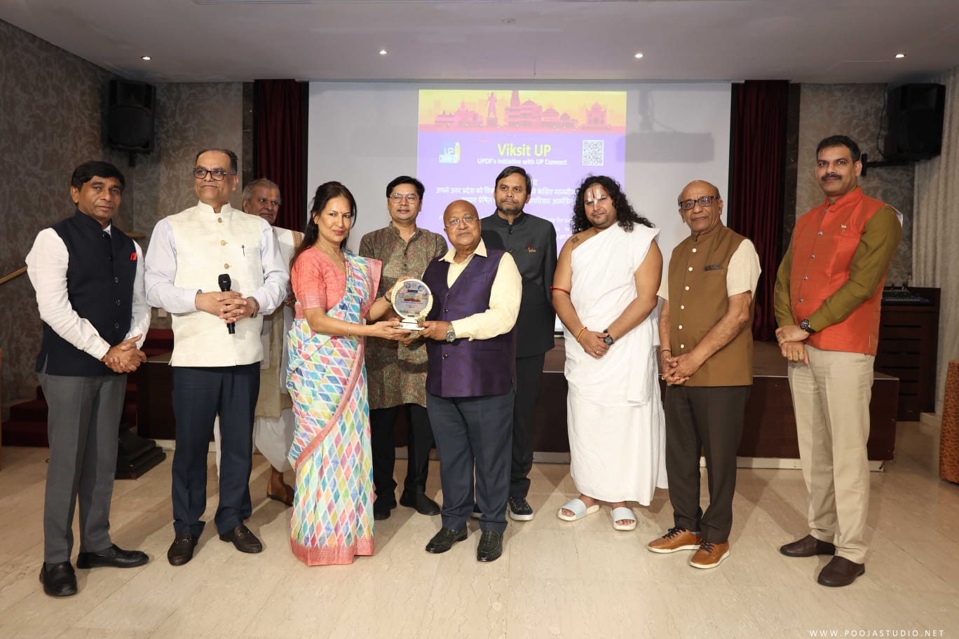दुबई में आयोजित कार्यक्रम में भारतीय नागरिकों को सम्मानित करते हुए आयोजक दुबई में आयोजित कार्यक्रम में भारतीय नागरिकों को सम्मानित करते हुए आयोजक