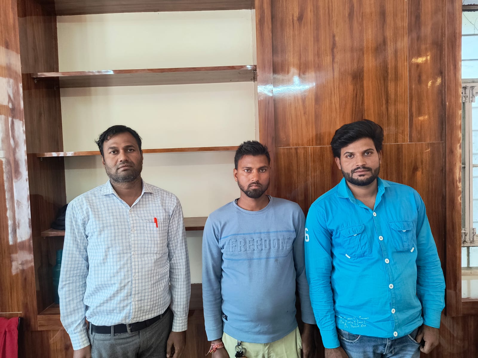 सार्वजनिक निर्माण विभाग का सहायक प्रशासनिक अधिकारी ,चतुर्थ श्रेणी कर्मचारी और कम्प्यूटर ऑपरेटर छह हजार रुपये की रिश्वत लेते गिरफ्तार सार्वजनिक निर्माण विभाग का सहायक प्रशासनिक अधिकारी ,चतुर्थ श्रेणी कर्मचारी और कम्प्यूटर ऑपरेटर छह हजार रुपये की रिश्वत लेते गिरफ्तार