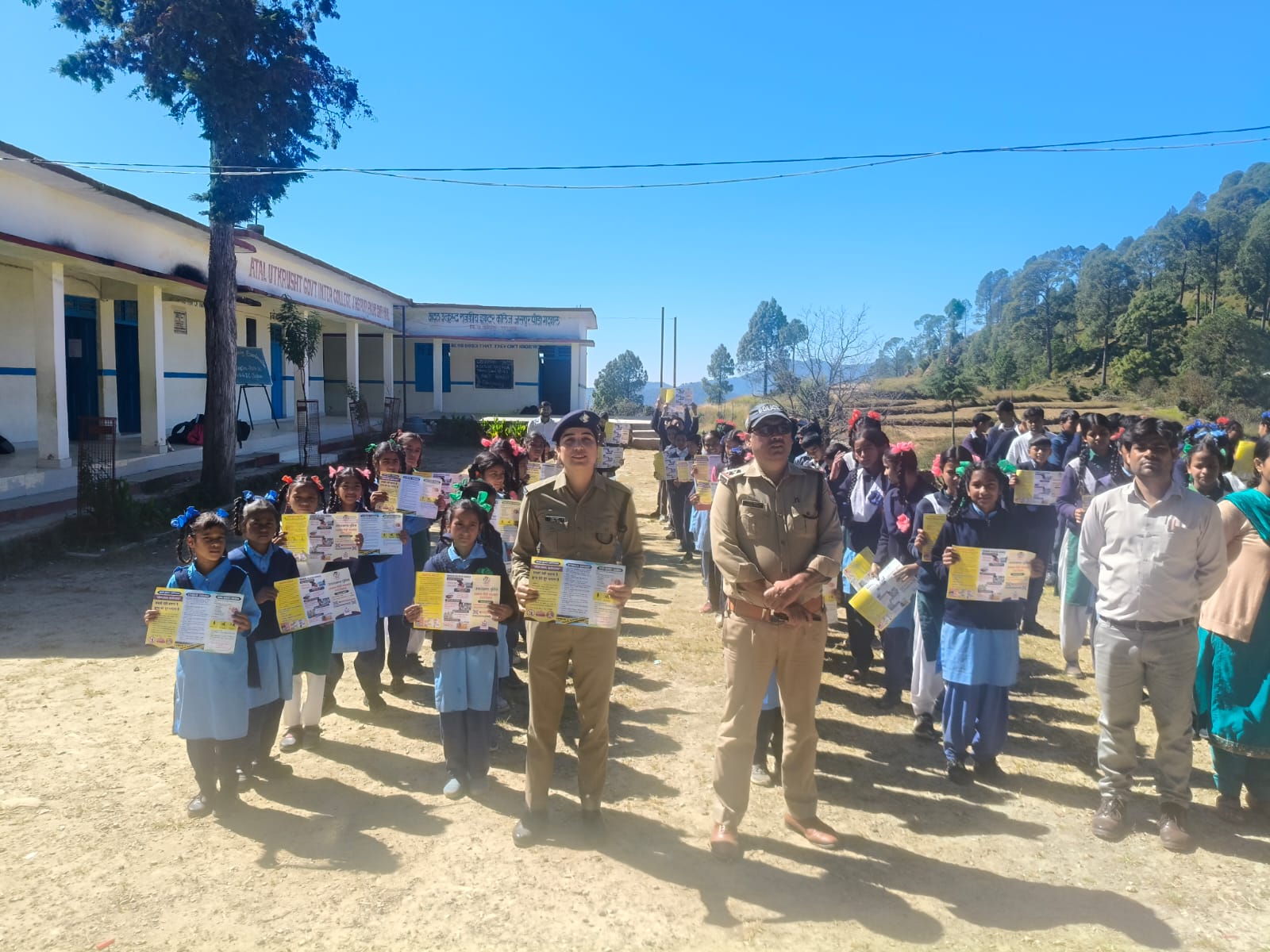 साइबर अपराध व नशे के दुष्प्रभाव को लेकर छात्र-छात्राओं पुलिस द्वारा जानकारी दी गई साइबर अपराध व नशे के दुष्प्रभाव को लेकर छात्र-छात्राओं पुलिस द्वारा जानकारी दी गई