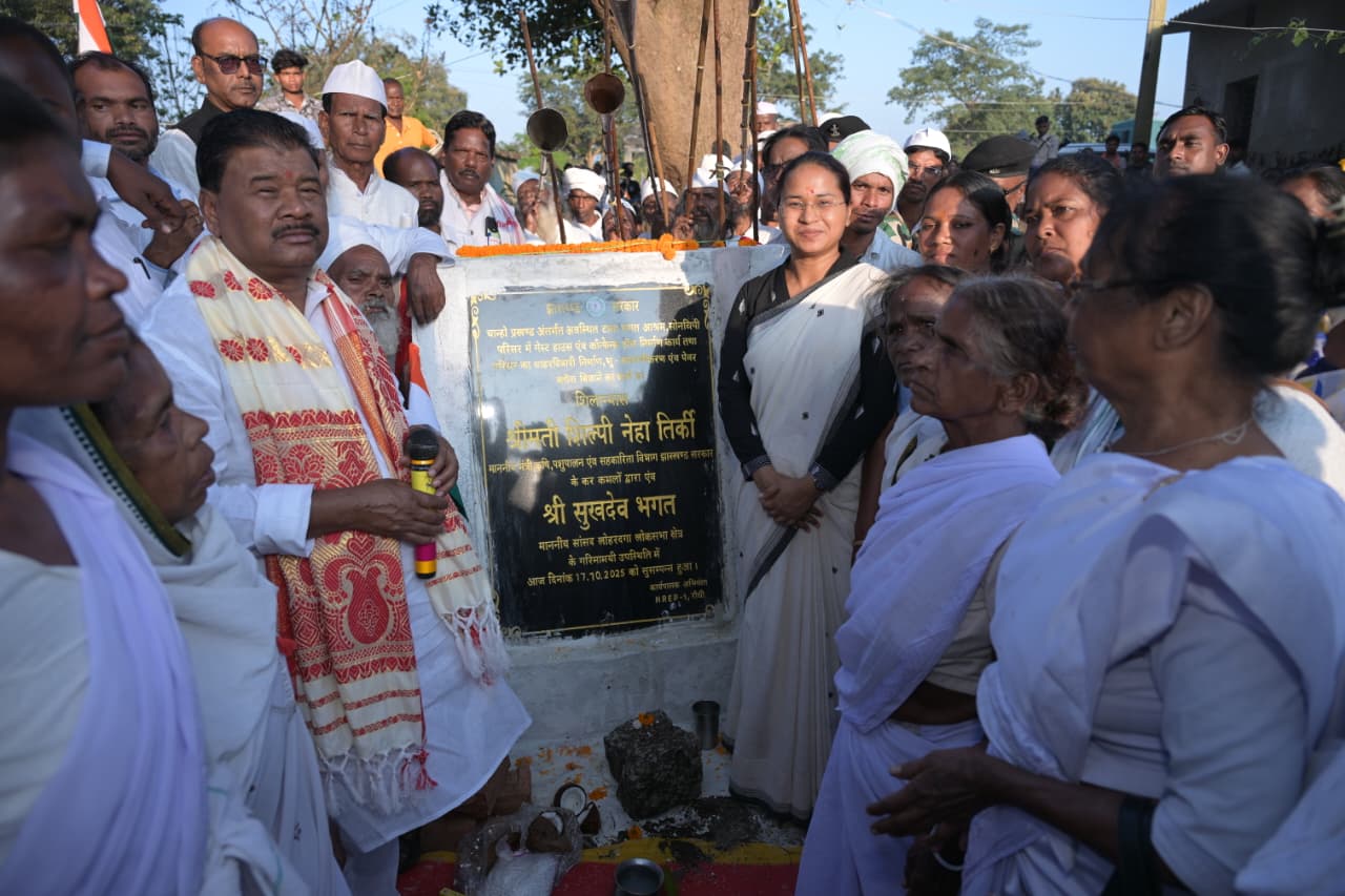शिलान्यास करती मंत्री और उनके पिताश्री बंधु तिर्की समेत अन्य