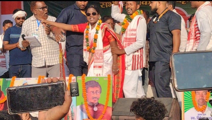 माइक छीनने के दौरान महारैली में निशा भगत और देवकुमार धान की तस्वीर माइक छीनने के दौरान महारैली में निशा भगत और देवकुमार धान की तस्वीर