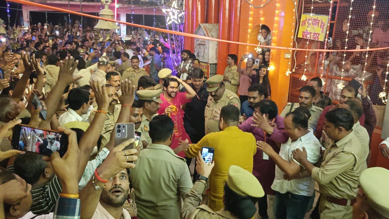 धीरेंद्र शास्त्री मीडिया से बात करते हुए धीरेंद्र शास्त्री मीडिया से बात करते हुए