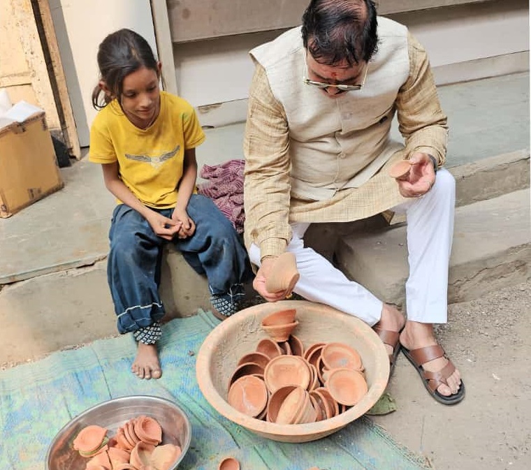 स्वदेशी दीयों और सजावटी सामग्री की खरीदारी स्वदेशी दीयों और सजावटी सामग्री की खरीदारी