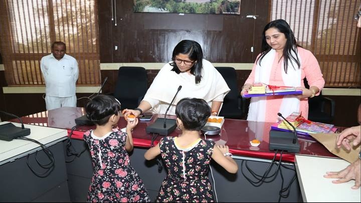कोविड में माता-पिता को गवां चुके बच्चों को कलेक्टर ने भेंट किए उपहार कोविड में माता-पिता को गवां चुके बच्चों को कलेक्टर ने भेंट किए उपहार