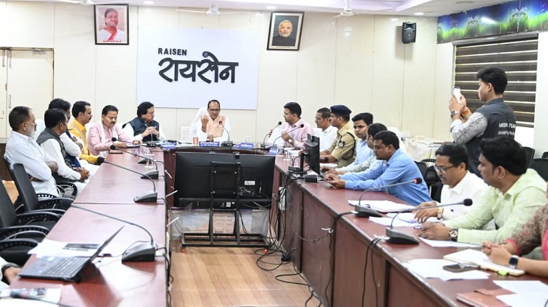 खाद वितरण, सोयाबीन फसल क्षति सहित अन्य बिन्दुओं की समीक्षा