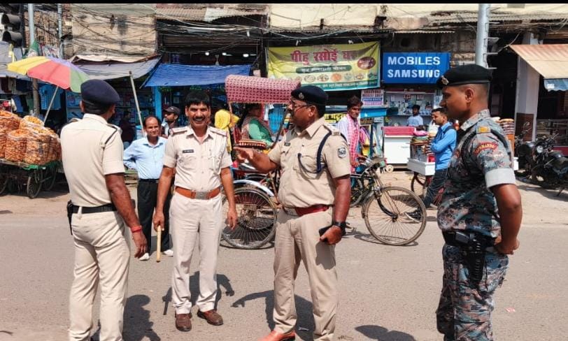 निर्देश देते अधिकारी निर्देश देते अधिकारी