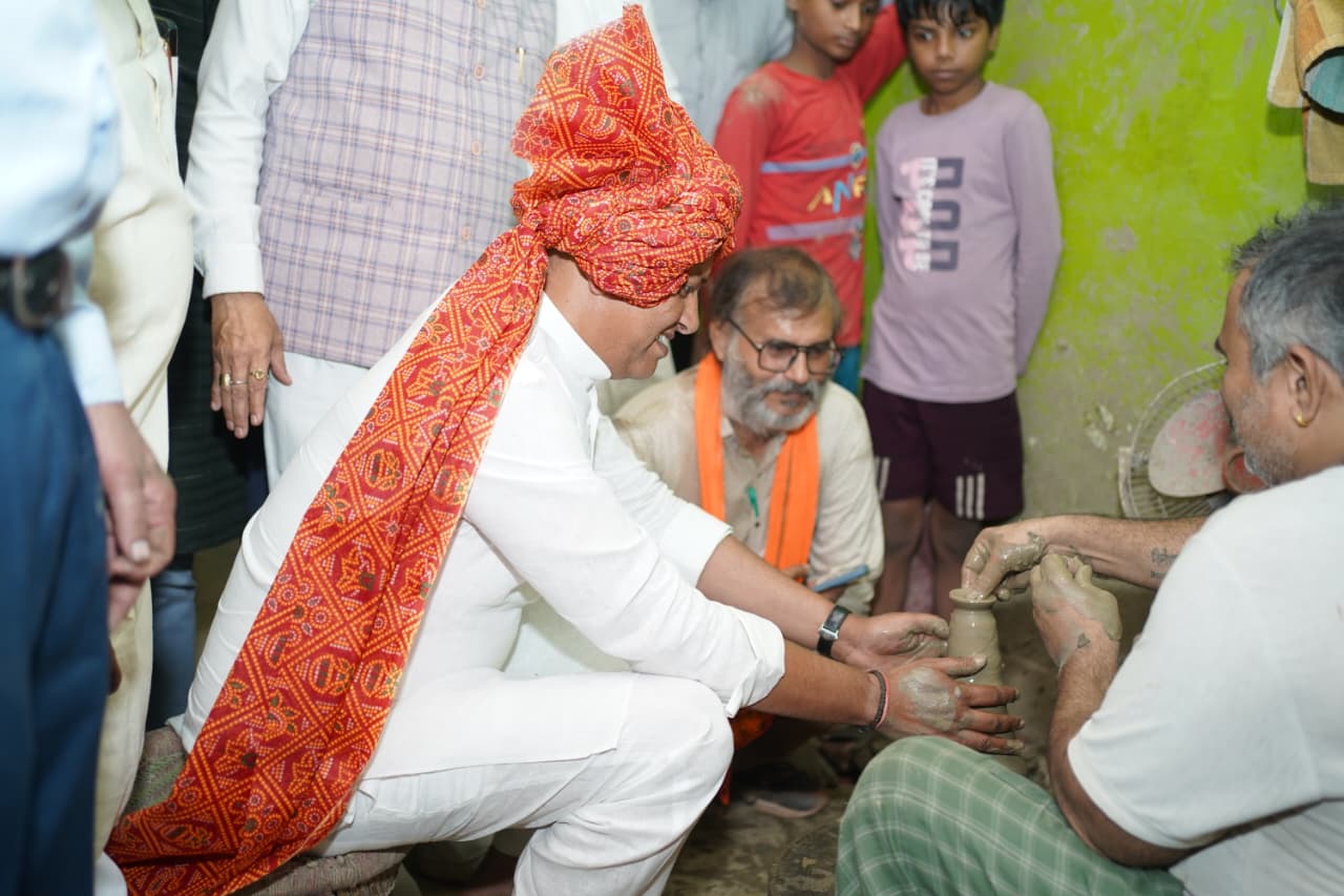 उत्तम नगर स्थित कुम्हार कॉलोनी में कुम्हार भाइयों से संवाद करते समाज कल्याण मंत्री रविंद्र इंद्राज सिंह उत्तम नगर स्थित कुम्हार कॉलोनी में कुम्हार भाइयों से संवाद करते समाज कल्याण मंत्री रविंद्र इंद्राज सिंह