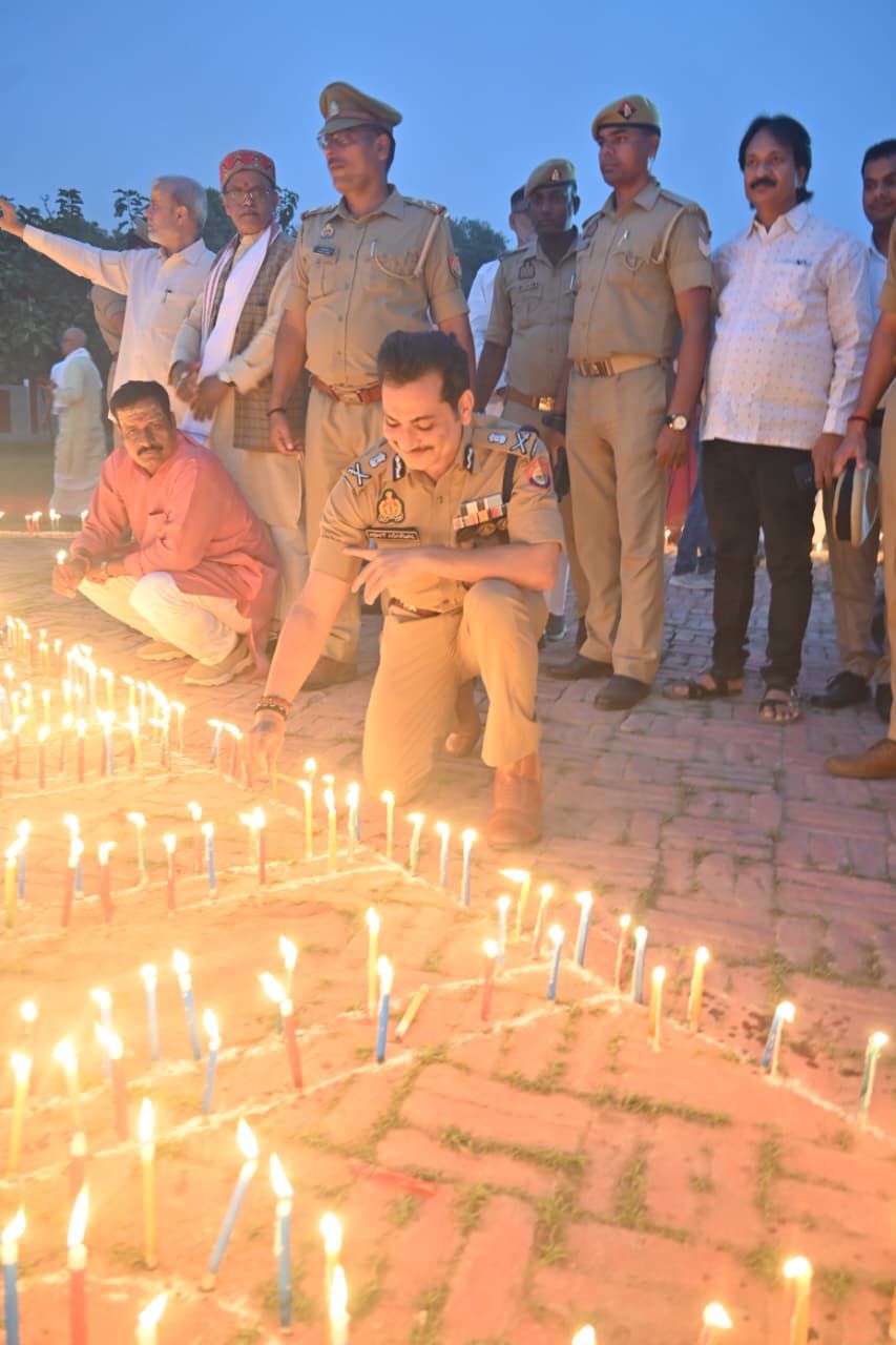 ‘एक दीया बलिदानियों के नाम’ कार्यक्रम में दीप जलाते पुलिस कमिश्नर व विशिष्ट जन ‘एक दीया बलिदानियों के नाम’ कार्यक्रम में दीप जलाते पुलिस कमिश्नर व विशिष्ट जन