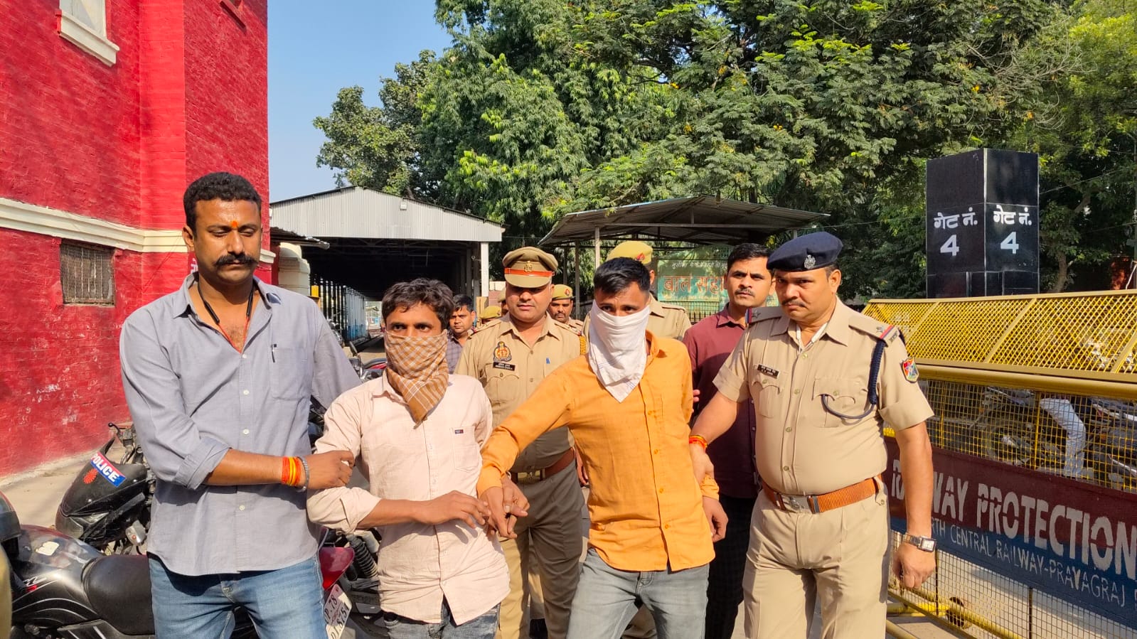 पुलिस की गिरफ्त में आरोपित सगे भाई पुलिस की गिरफ्त में आरोपित सगे भाई