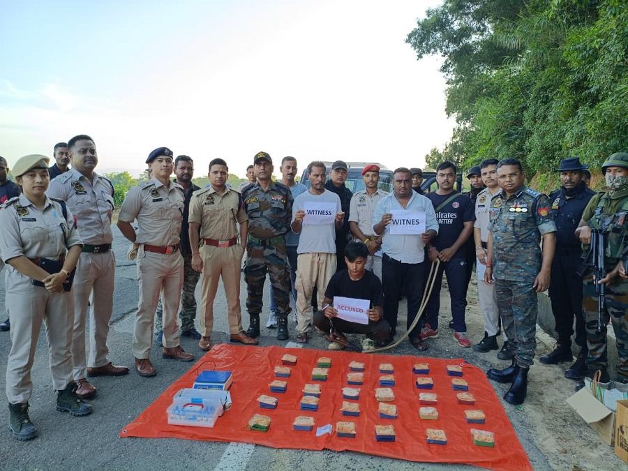 कछार में लाखों की हेरोइन जब्ती तथा एक तस्कर की गिरफ्तारी की तस्वीर । कछार में लाखों की हेरोइन जब्ती तथा एक तस्कर की गिरफ्तारी की तस्वीर ।