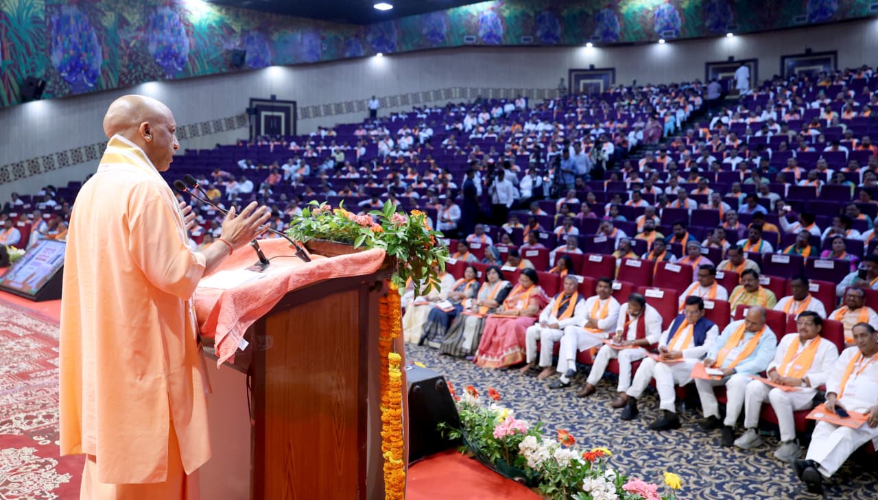 मुख्यमंत्री के संबोधन को सुनते लोग मुख्यमंत्री के संबोधन को सुनते लोग