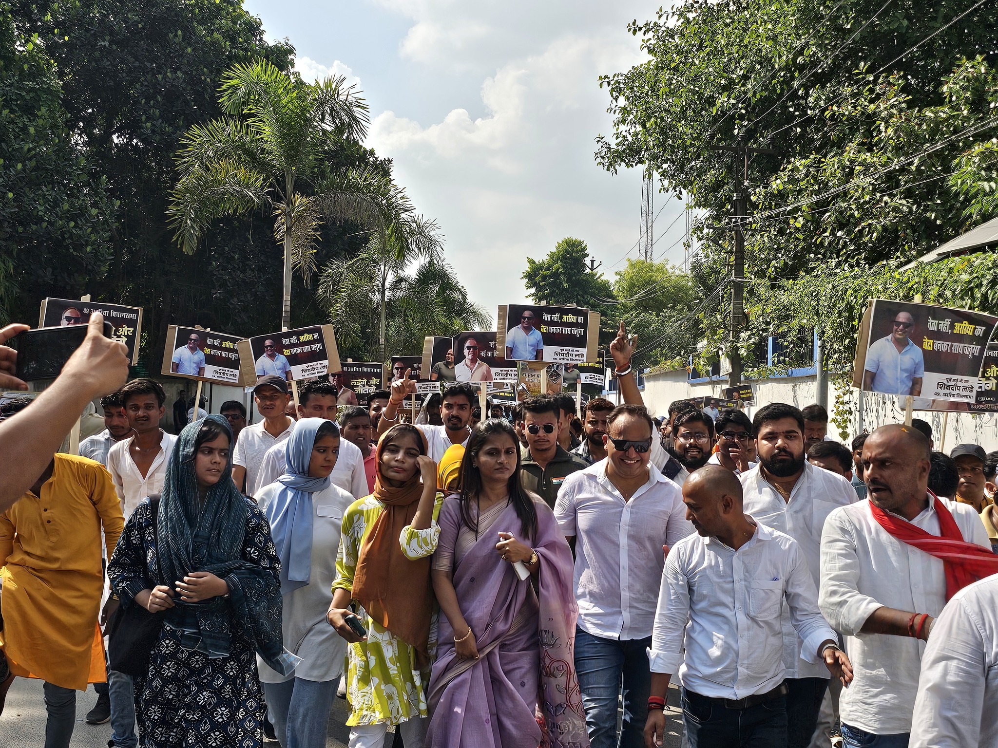 शिवदीप लांडे ने अररिया से भरा नामांकन, कहा- 'अब जनसेवक के रूप में लड़ेंगे भ्रष्टाचार से लड़ाई' शिवदीप लांडे ने अररिया से भरा नामांकन, कहा- 'अब जनसेवक के रूप में लड़ेंगे भ्रष्टाचार से लड़ाई'
