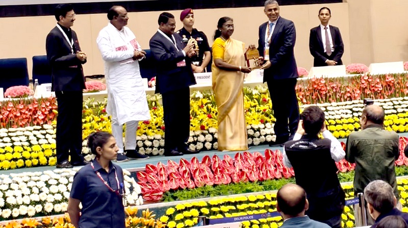 राष्ट्रपति ने आदि कर्मयोगी अभियान पर आयोजित राष्ट्रीय कॉन्क्लेव में मध्य प्रदेश को सम्मानित किया राष्ट्रपति ने आदि कर्मयोगी अभियान पर आयोजित राष्ट्रीय कॉन्क्लेव में मध्य प्रदेश को सम्मानित किया