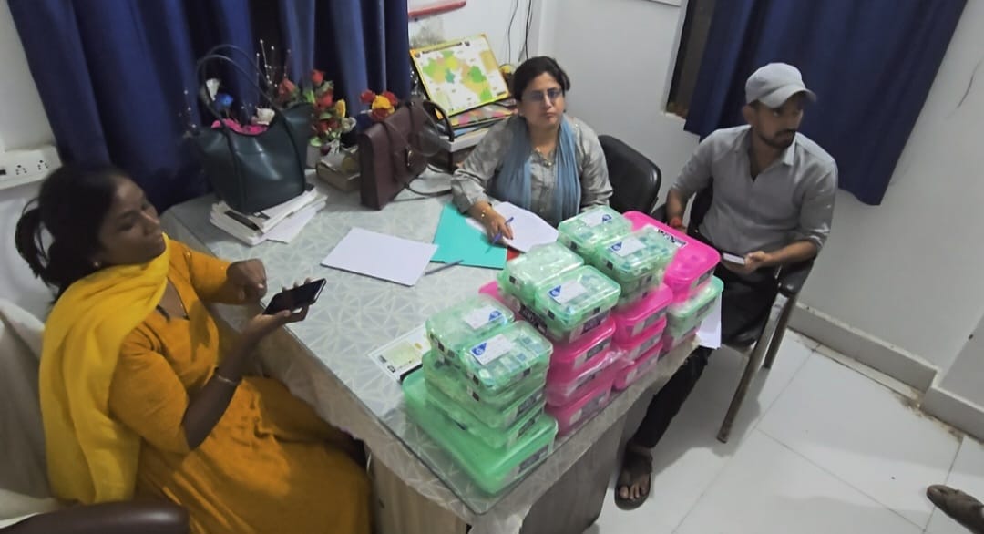 जांच करते अधिकारी जांच करते अधिकारी