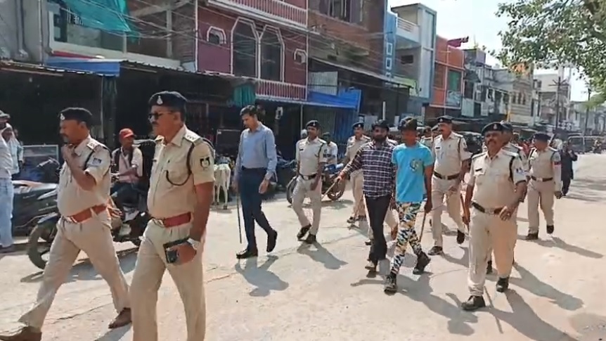 अपराधियों का पुलिस ने निकाला जुलूस अपराधियों का पुलिस ने निकाला जुलूस
